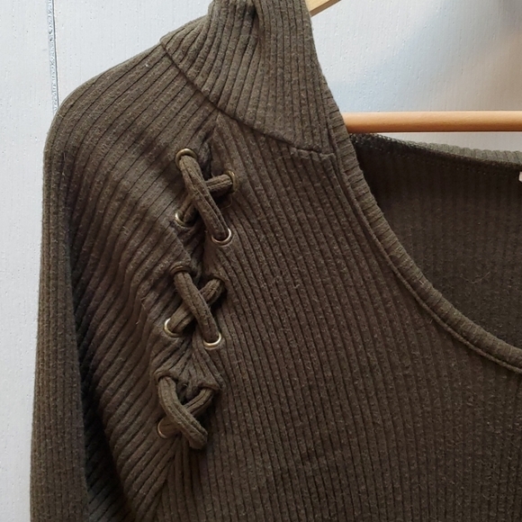 Womens Dark Olive Green Textured Knit Hooded Top Sz.Medium - Picture 2 of 3